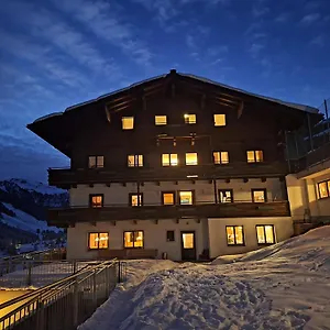 In / Out - Hostel Saalbach